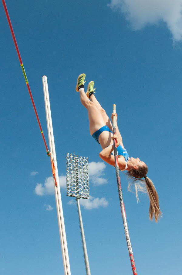 Maialen Axpe saltando con pértiga. Atletismo en Donostia